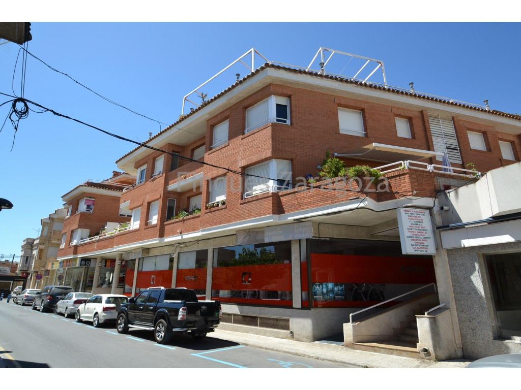 Apartment located in the town of Deltebre, centrally situated and surrounded by all kinds of shops such as banks, hairdressers, bakeries, agencies, supermarkets, bars, restaurants, etc., and just a 3-minute walk from the Ebro River and the riverside promenade.The apartment was renovated in 2006; parquet flooring was installed in the master bedroom, the bidets, toilets, taps, bathroom furniture and mirrors were replaced, as well as the bedroom doors, all the flooring throughout the apartment, the kitchen, and the water heater. All the furniture was purchased new, and the owners have lived in the property for a maximum of three months.The apartment has 118 m² built area, distributed into 4 bedrooms, two of them double, and the master bedroom with a private bathroom. All bedrooms have built-in wardrobes. There is another full bathroom for guests, a living-dining room with a balcony, and a separate kitchen with a pantry. The apartment also has two additional terraces, one of which is shared with another neighbor.